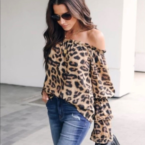 Off shoulder leopard blouse with ruffled sleeves - Picture 2 of 4